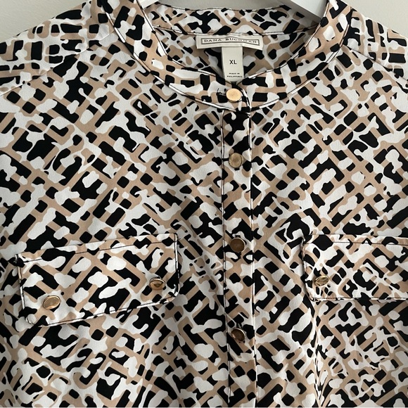 5/$25 DANA BUCHMAN Abstract Geometric Neutral Button Front Popover Top - XL - Picture 2 of 7